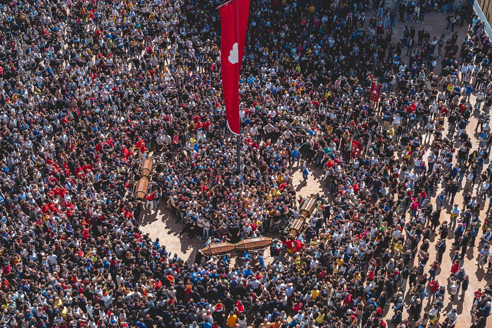 From above, the square packed with people, the ceri in the middle.