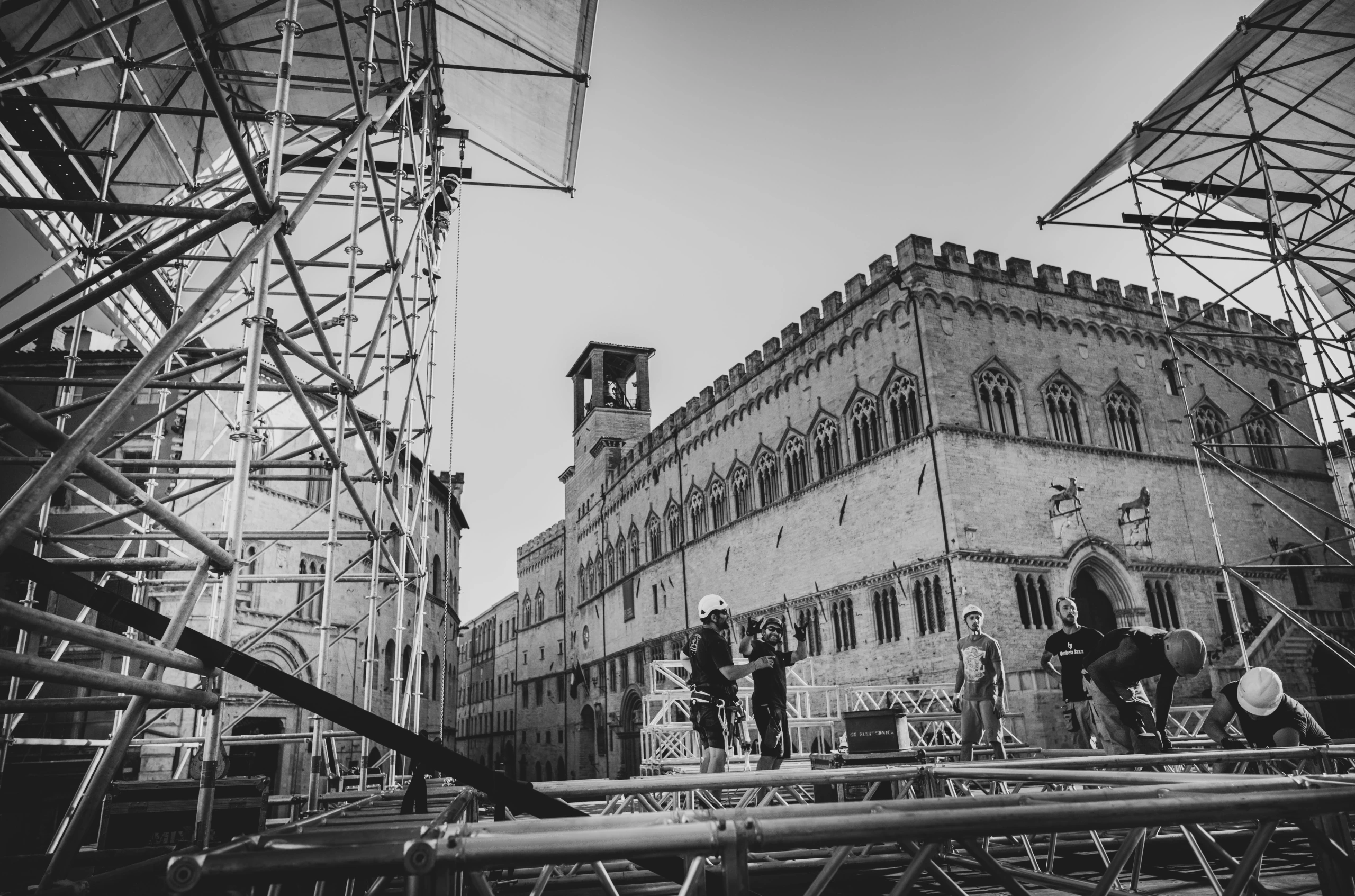 The stage scaffolding in the square, the Palazzo dei Priori behind.
