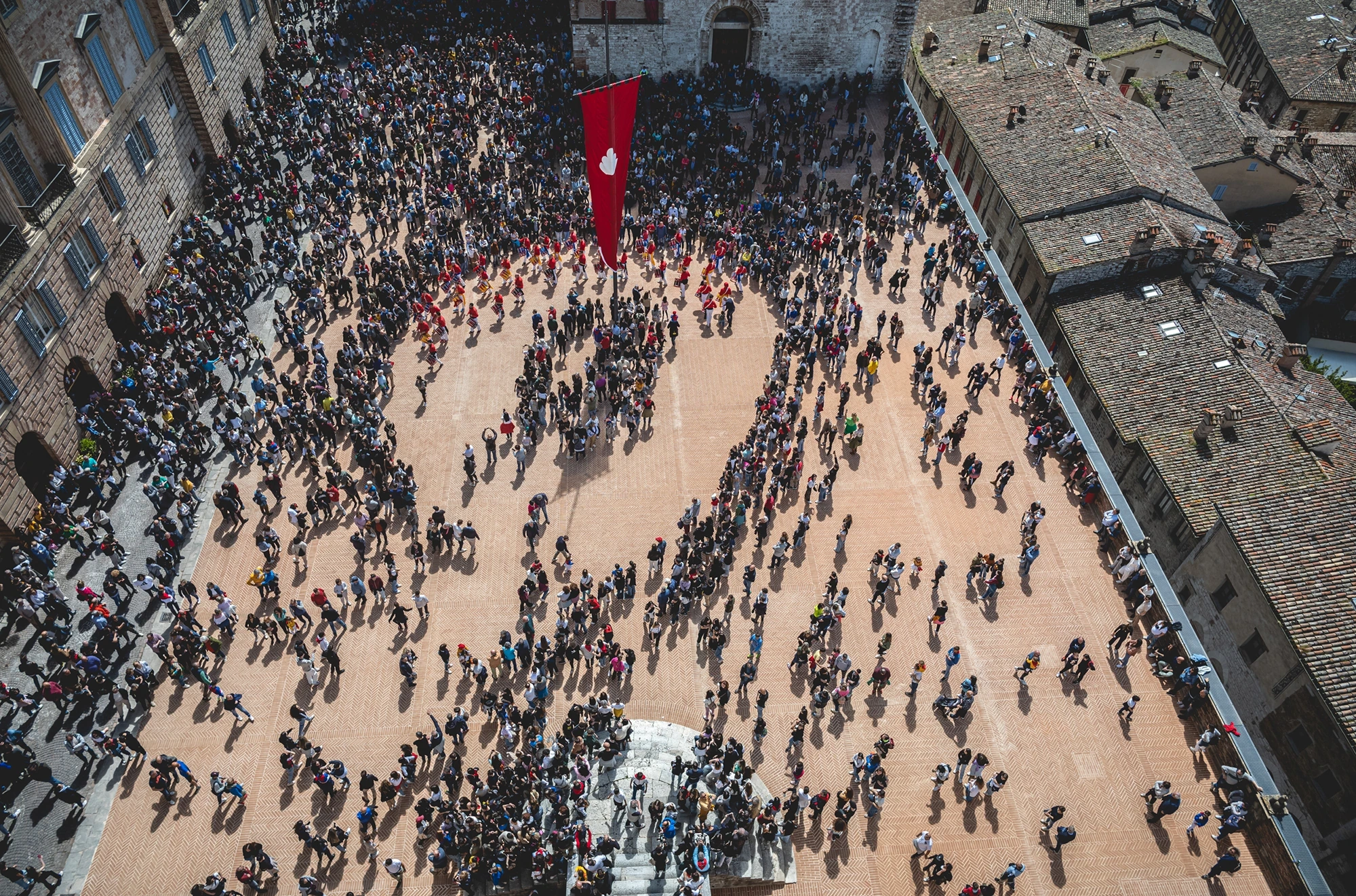 From above, the square with the crowd ringed around the ceri.