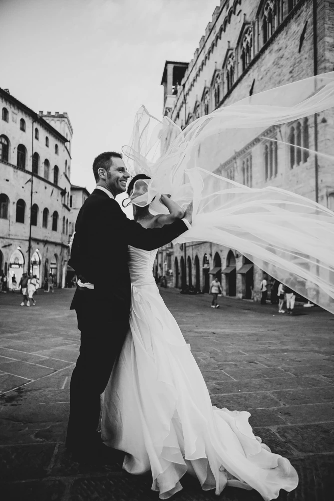 In the square, the veil lifted by the wind.