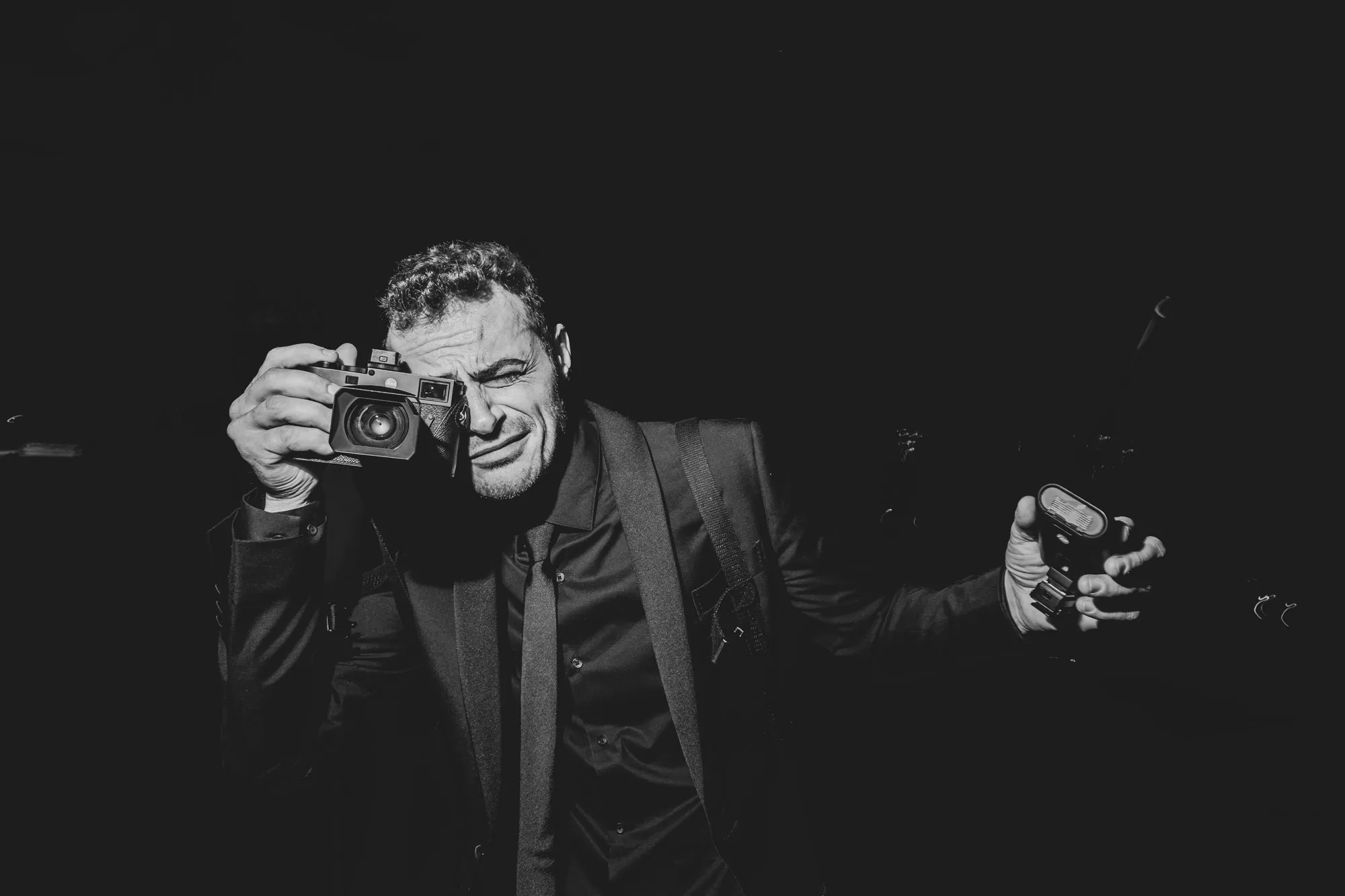 David Morresi con la Leica all'occhio, ritratto in bianco e nero